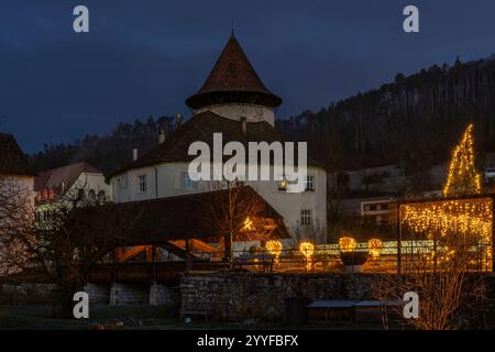 Schweiz, Baselland, Laufental, Zwingen, Wasserschloss, Winter, Adventszeit, Weihnachten, Weihnachtsbeleuchtung, Birs, Bezirk Laufen, Zwingen BL Stockfoto