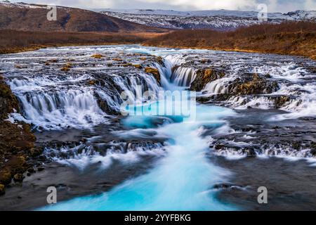 Schöner türkisfarbener Bruarfoss Wasserfall im Herbst, Island Stockfoto