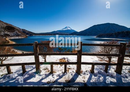 Berg Fuji und See Motosu mit blauem Himmel im Winter, Japan Stockfoto