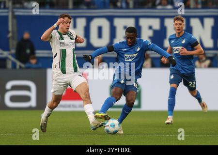 Kampf um den Ball zwischen Philipp Sander (Borussia Mönchengladbach, #16) und Diadie Samassekou (TSG 1899 Hoffenheim, #18), TSG 1899 Hoffenheim vs. Borussia Mönchengladbach, Fussball, 1. Bundesliga, 15. Spieltag, 2024/2025, 21.12.2024, DFL-VORSCHRIFTEN VERBIETEN JEDE VERWENDUNG VON FOTOGRAFIEN ALS BILDSEQUENZEN UND/ODER QUASI-VIDEO, Foto: Eibner-Pressefoto/Jan Prihoda Stockfoto