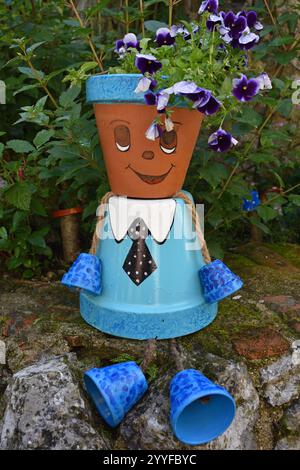 Blumentopf-Figuren in Bulnes, ein kleines Dorf in den Picos de Europa, Spanien Stockfoto