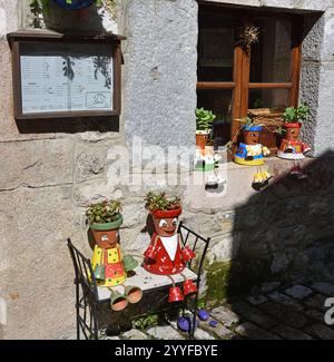 Blumentopf-Figuren in Bulnes, ein kleines Dorf in den Picos de Europa, Spanien Stockfoto
