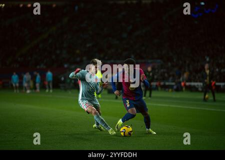 Barcelona, Spanien, 21. Dezember 2024. Spanische LaLiga EA Sports: FC Barcelona gegen Atletico de Madrid. Giuliano (22) und (3) Alejandro Balde. Quelle: Joan G/Alamy Live News Stockfoto