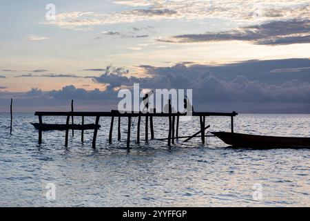 Einheimische Bajau-Fischer arbeiten gemeinsam am Bau eines traditionellen Holzstilt-hauses über dem türkisfarbenen Meer in einem abgelegenen Inseldorf in Indonesien. Stockfoto