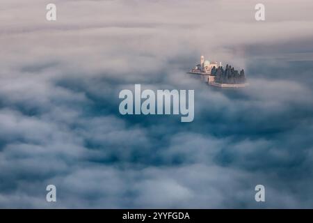 Blick aus der Vogelperspektive auf die berühmte Muttergottes der Felsen und die St. George Inseln umgeben von Nebel in der Bucht von Kotor, Montenegro Stockfoto