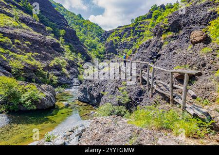 Sedimentgestein in den Schluchten des Garagassa Valley bei Rossiglione in der Provinz Genua, Italien Stockfoto