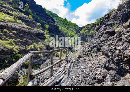 Sedimentgestein in den Schluchten des Garagassa Valley bei Rossiglione in der Provinz Genua, Italien Stockfoto