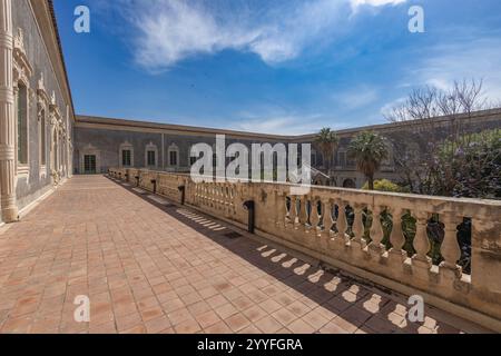 CATANIA, ITALIEN, 19. JUNI 2023 - der Außenhof des Benediktinerklosters San Nicolò, die Arena in Catania, Sizilien, Italien Stockfoto