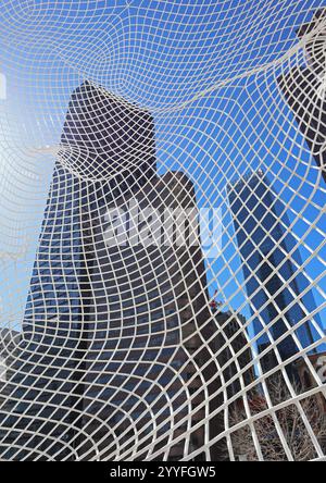 Blick aus dem Inneren der Skulptur Jaume Plensa Wonderland in Downtown Calgary, Kanada. April 2024. Redaktionelles Foto Stockfoto