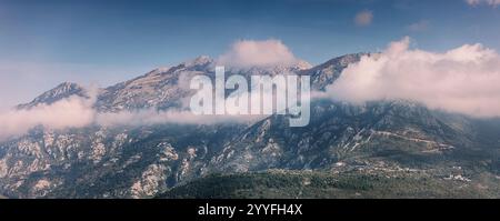 Atemberaubender Panoramablick auf Berggipfel, die teilweise von Wolken verdeckt sind, schaffen eine dramatische und atemberaubende Landschaft Stockfoto