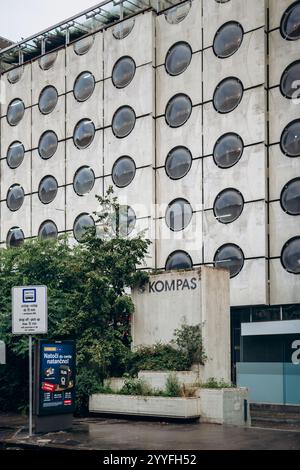 Ljubljana, Slowenien - 14. August 2024: Bürogebäude aus Beton in Ljubljana mit runden Fenstern Stockfoto