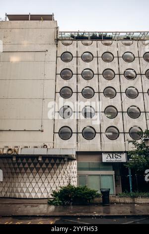 Ljubljana, Slowenien - 14. August 2024: Bürogebäude aus Beton in Ljubljana mit runden Fenstern Stockfoto