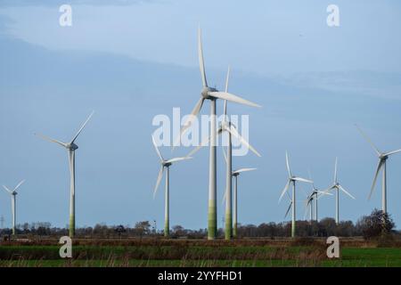 Norden, Niedersachsen, Deutschland - Windraeder, Windpark bei Norden in Ostfriesland. Norden Niedersachsen Deutschland *** Norden, Niedersachsen, Deutschland Windturbinen, Windpark nahe Norden in Ostfriesland Norden Niedersachsen Deutschland Stockfoto