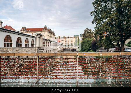 Ljubljana, Slowenien – 14. August 2024: Mesarski-Brücke mit Schleusen in Ljubljana Stockfoto