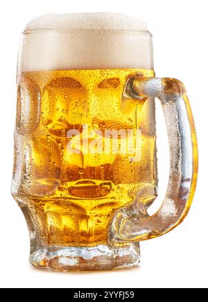 Glas Lagerbier Weißbier Schaum und Wassertropfen isoliert auf weißem Hintergrund. Datei enthält Beschneidungspfad. Stockfoto