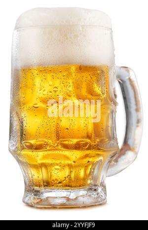 Glas Lagerbier Weißbier Schaum und Wassertropfen isoliert auf weißem Hintergrund. Datei enthält Beschneidungspfad. Stockfoto