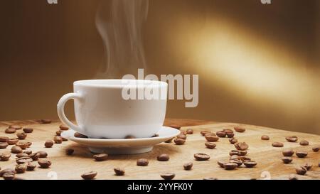 Weiße Tasse heißen, dampfenden Kaffee auf einem Holztisch und geröstete Kaffeebohnen in der Nähe. Stockfoto