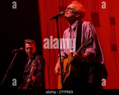 Glasgow, Schottland, Großbritannien. Dezember 2024. Glasgow, Großbritannien. Dezember 2024. (L-R) Dougie Payne und Fran Healy treten live auf der Bühne im OVO Hydro auf. Glasgows mehrfache BRIT- und Ivor Novello-Gewinner Travis bringen ihre Raze the Bar Tour zu Glasgows größtem Veranstaltungsort, dem OVO Hydro. Dies ist ihre erste britische Headline-Tour seit 2022, bei der 12 Termine in England und Schottland gespielt wurden. Travis wurde 1990 in Glasgow gegründet und ist eine der erfolgreichsten Bands Schottlands, die rund sieben Millionen Platten verkauft hat. Quelle: SOPA Images Limited/Alamy Live News Stockfoto