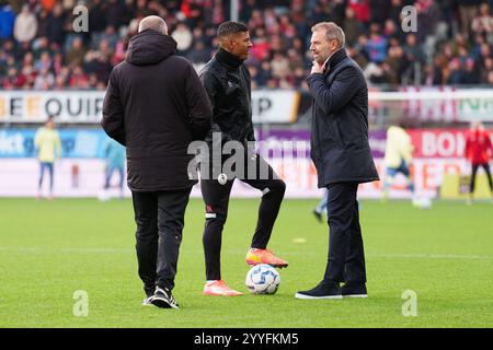 Roterdam, Niederlande. Dezember 2024. ROTTERDAM, 21.12.2024, Stadion Het Kasteel, Saison 2024/2025, niederländischer Eredivisie Football zwischen Sparta Rotterdam und Ajax, Sparta Rotterdam Spieler Patrick van Aanholt und Sparta Rotterdam Trainer Maurice Steijn Credit: Pro Shots/Alamy Live News Stockfoto