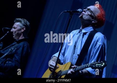 Glasgow, Schottland, Großbritannien. Dezember 2024. Glasgow, Großbritannien. Dezember 2024. (L-R) Dougie Payne und Fran Healy treten live auf der Bühne im OVO Hydro auf. Glasgows mehrfache BRIT- und Ivor Novello-Gewinner Travis bringen ihre Raze the Bar Tour zu Glasgows größtem Veranstaltungsort, dem OVO Hydro. Dies ist ihre erste britische Headline-Tour seit 2022, bei der 12 Termine in England und Schottland gespielt wurden. Travis wurde 1990 in Glasgow gegründet und ist eine der erfolgreichsten Bands Schottlands, die rund sieben Millionen Platten verkauft hat. Quelle: SOPA Images Limited/Alamy Live News Stockfoto