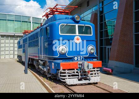 SANKT PETERSBURG, RUSSLAND - 16. AUGUST 2018: Die elektrische Güterlokomotive FK-07 AC wurde für die UdSSR im Werk ALSTHOM (Frankreich) gebaut. Russische Eisenbahnen Mu Stockfoto