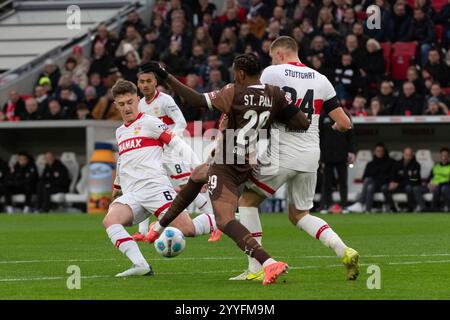 Stuttgart, Deutschland. Dezember 2024. v. li. im Zweikampf Angelo Stiller (VfB Stuttgart, #06), Morgan Guilavogui (FC St. Pauli, #29), Jeff Chabot (VfB Stuttgart, #24) GER, VfB Stuttgart vs. FC St. Pauli, Fussball, Herren, 1. Bundesliga, 15. Spieltag, Spielzeit 2024/2025, 21.12.2024, DFL/DFB-VORSCHRIFTEN VERBIETEN JEDE VERWENDUNG VON FOTOGRAFIEN ALS BILDSEQUENZEN UND/ODER QUASI-VIDEO, Foto: Eibner-Pressefoto/Wolfgang Frank Credit: dpa/Alamy Live News Stockfoto