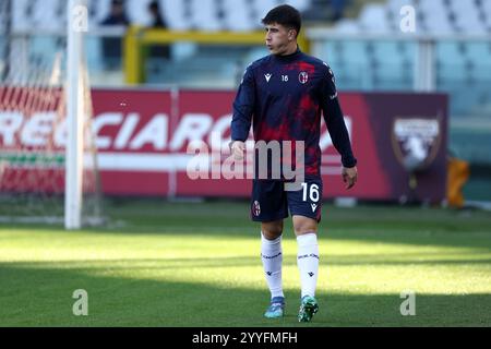 Turin, Italien. Dezember 2024. Tommaso Corazza von Bologna FC während des Aufwärmens vor dem Spiel der Serie A zwischen Torino FC und Bologna FC im Stadio Olimpico am 21. dezember 2024 in Turin, Italien. Quelle: Marco Canoniero/Alamy Live News Stockfoto