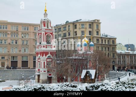 MOSKAU, RUSSLAND - 06. JANUAR 2024: Die alte Kirche des Heiligen Georg des Siegers (Fürsprache der Heiligen Jungfrau, 1657) im Stadtbild auf einer Wolke Stockfoto