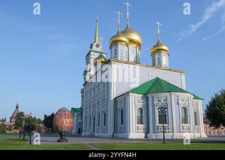 TULA, RUSSLAND - 15. JULI 2024: Die antike Himmelfahrt-Kathedrale im Kreml Tula an einem Julitag Stockfoto