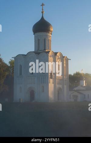 Die mittelalterliche Kirche der Fürsprache der Heiligen Jungfrau auf dem Nerl im Nebel an einem Septembermorgen. Bogolyubovo, der Goldene Ring Russlands Stockfoto