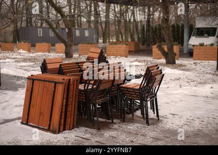 Zusammenklappbare Stühle und Tische auf einer Café-Terrasse im Freien Stockfoto