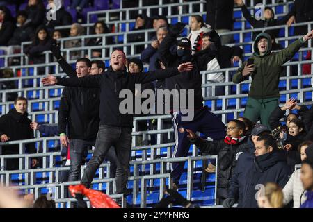 Fans, die während eines Frauenfußballspiels zwischen Feyenoord und PSV Eindhoven, Saison 2024 - 2025 der Azerion Women’s Eredivisie, am Samstag, den 21. Dezember 2024 in Rotterdam, Niederlande, gezeigt wurden. FOTO SPORTPIX | SEVIL OKTEM Stockfoto