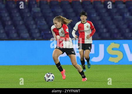 Jarne Teulings (7) aus Feyenoord, dargestellt während eines Frauenfußballspiels zwischen Feyenoord und PSV Eindhoven, Saison 2024 - 2025 der Azerion Women’s Eredivisie, am Samstag, den 21. Dezember 2024 in Rotterdam, Niederlande. FOTO SPORTPIX | SEVIL OKTEM Stockfoto