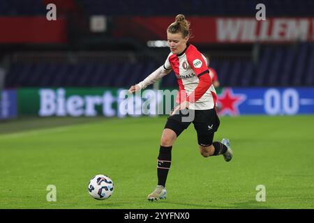 Esmee de Graaf (14) aus Feyenoord, dargestellt während eines Frauenfußballspiels zwischen Feyenoord und PSV Eindhoven, Saison 2024 - 2025 der Azerion Women’s Eredivisie, am Samstag, den 21. Dezember 2024 in Rotterdam, Niederlande. FOTO SPORTPIX | SEVIL OKTEM Stockfoto