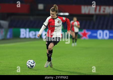 Esmee de Graaf (14) aus Feyenoord, dargestellt während eines Frauenfußballspiels zwischen Feyenoord und PSV Eindhoven, Saison 2024 - 2025 der Azerion Women’s Eredivisie, am Samstag, den 21. Dezember 2024 in Rotterdam, Niederlande. FOTO SPORTPIX | SEVIL OKTEM Stockfoto