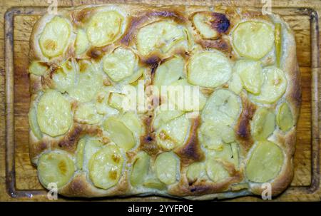 Frisch gebackene Focaccia, pala romana Pizza mit Kartoffelgemüse und Rosmarin Stockfoto