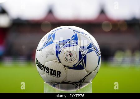 Rotterdam, Niederlande. Dezember 2024. Rotterdam - Derbystar Eredivisie Matchball während der siebzehnten Wettkampfrunde der Eredivisie Saison 2024/2025. Das Spiel findet am 22. Dezember 2024 in Rotterdam, Niederlande, zwischen Sparta Rotterdam und Ajax in Het Kasteel statt. (VK Sportphoto/Rene Nijhuis) Credit: Yannick Verhoeven/Alamy Live News Stockfoto