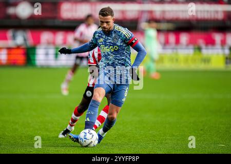 Rotterdam, Niederlande. Dezember 2024. Rotterdam: Jordan Henderson vom AFC Ajax übergibt den Ball in der siebzehnten Wettkampfrunde der Eredivisie Saison 2024/2025. Das Spiel findet am 22. Dezember 2024 in Rotterdam, Niederlande, zwischen Sparta Rotterdam und Ajax in Het Kasteel statt. (VK Sportphoto/Rene Nijhuis) Credit: Yannick Verhoeven/Alamy Live News Stockfoto