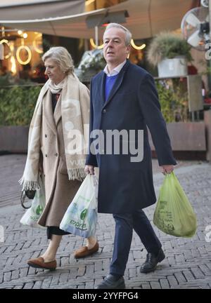 Bergamo, Italien. Dezember 2024. Dr. Franco Locatelli vom Superior Council of Health Shopping in Bergamo Alta mit seiner Frau Martina Rodeschini Credit: Unabhängige Fotoagentur/Alamy Live News Stockfoto