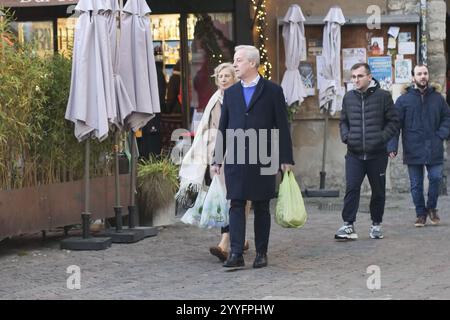 Bergamo, Italien. Dezember 2024. Dr. Franco Locatelli vom Superior Council of Health Shopping in Bergamo Alta mit seiner Frau Martina Rodeschini Credit: Unabhängige Fotoagentur/Alamy Live News Stockfoto