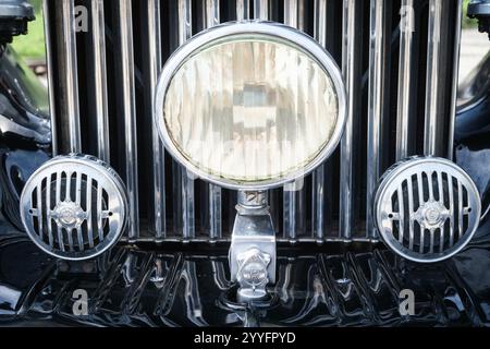 Scheinwerfer und Kühlergrill des klassischen Retro-Fahrzeugs Rolls-Royce Phantom III Stockfoto