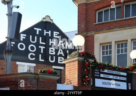 Craven Cottage, Fulham, London, Großbritannien. Dezember 2024. Premier League Football, Fulham gegen Southampton; Ansicht des heutigen Spielfeldes über dem Cottage Gate und dem Dach des Old Craven Cottage. Beschreibung: Action Plus Sports/Alamy Live News Stockfoto