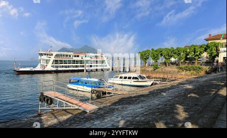 Das Motorschiff Verbania, das größte der Flotte von Fährbooten auf dem Lago Maggiore, lag in Stresa am Lago Maggiore, Italien Stockfoto