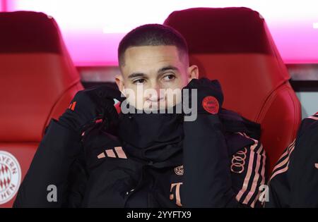 München, Deutschland, 20. Dezember 2024: Fussball, Herren, Bundesliga, Saison 2024/2025, FC Bayern München - RB Leipzig, Allianz Arena Raphael Guerreiro (FC Bayern München) auf der Auswechselbank sitzend DFB, DFL-Vorschriften verbieten jede Verwendung von Fotografien als Bildsequenzen und/oder Quasi-Video Stockfoto