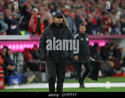 München, Deutschland, 20. Dezember 2024: Fussball, Herren, Bundesliga, Saison 2024/2025, FC Bayern München - RB Leipzig, Allianz Arena Vincent Kompany, Trainer (FC Bayern München) an der Seitenlinie DFB, DFL-Vorschriften verbieten jede Verwendung von Fotografien als Bildsequenzen und/oder Quasi-Video Stockfoto