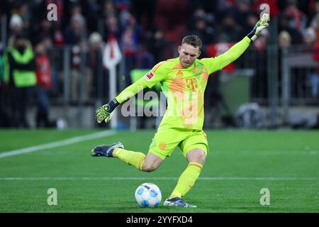 Fußball 1. Bundesliga 15. Spieltag FC Bayern München - RB Leipzig am 20.12.2024 in der Allianz Arena in München Daniel Peretz ( München ) DFL-Vorschriften verbieten jede Verwendung von Fotografien als Bildsequenzen und/oder Quasi-Video. Foto: Revierfoto Stockfoto