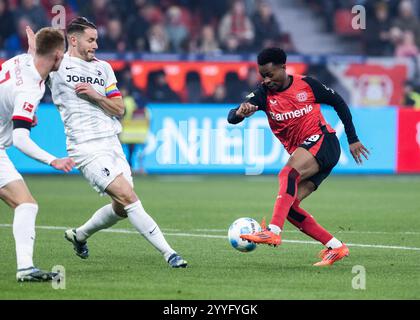 Leverkusen, BayArena, 21.12.2024: Nathan Tella (Bayer 04 Leverkusen) schiesst beim Spiel der 1.Bundesliga Bayer 04 Leverkusen vs. SC Freiburg. Stockfoto