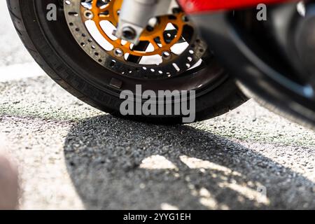 Vorderrad eines schnellen roten Motorrads Stockfoto