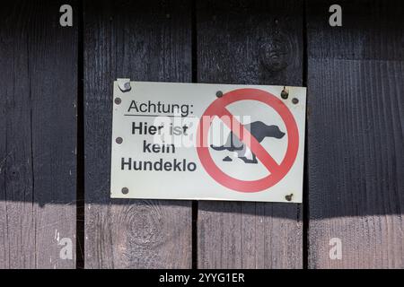 Kein Hundekot auf Holz- park Zaun Stockfoto