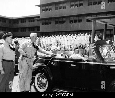 Präsident Franklin D. Roosevelt besucht das Krankenhaus in Honolulu, Hawaii. Der Präsident spricht an die Mitarbeiter und das verwundete Personal in Aiea Heights während seines Besuchs im neuen Naval Hospital dort - Foto der US Navy, 29. Juli 1944, 2. Weltkrieg Stockfoto